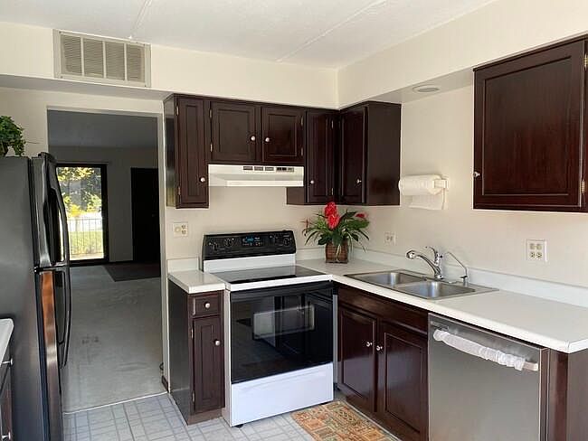 1st image of 5401 Chateau Dr #4