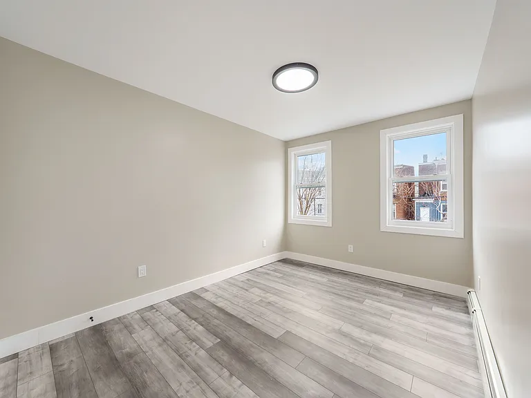 286 N 6th St #3 — Photo 4