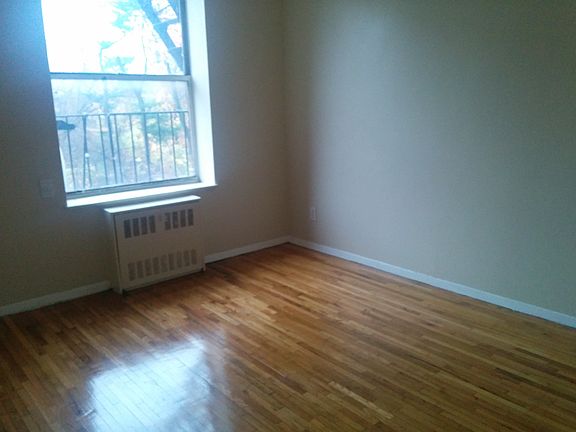 3rd image of 946 Bronx Park S APT 3A