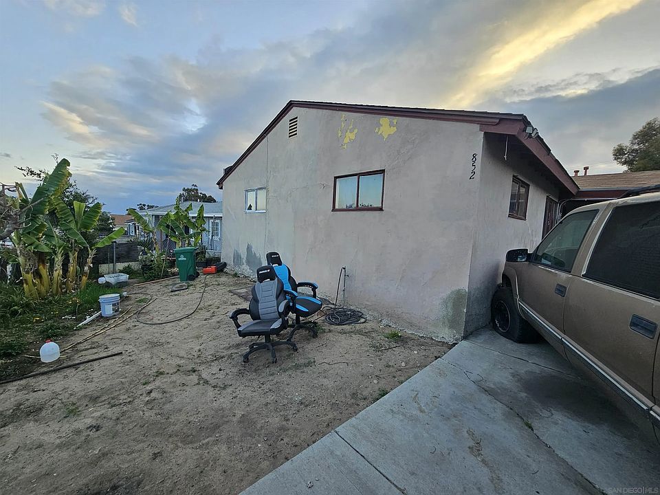 1st image of 852-54 N Escuela St