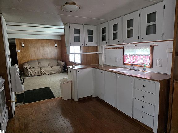 5th image of 3341 Bert St