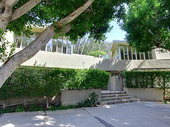 2nd image of 850 Moraga Dr APT 6