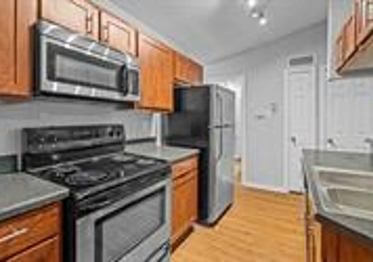 West Austin Townhome with Garage — Photo 4
