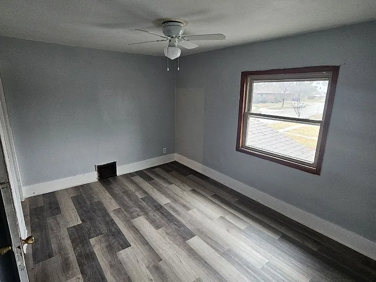 420 1st St NE — Photo 2