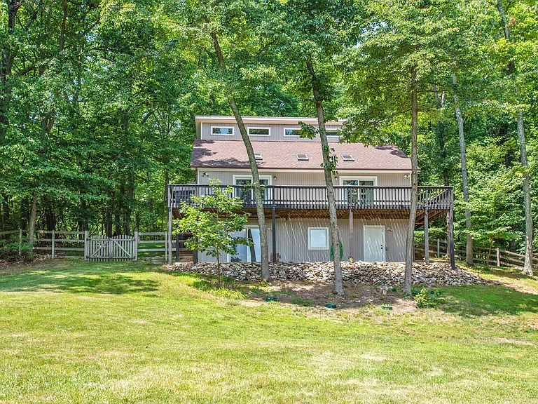 1619 Summit Dr — Photo 2