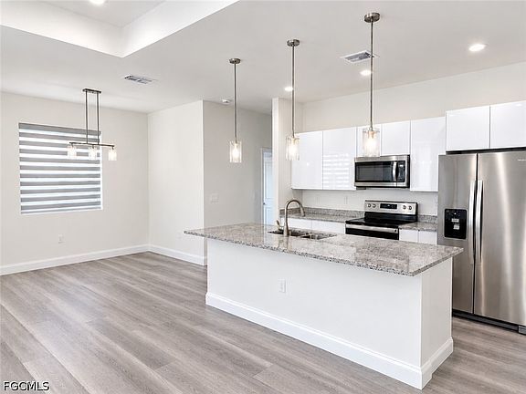 5th image of 701 W 7th St