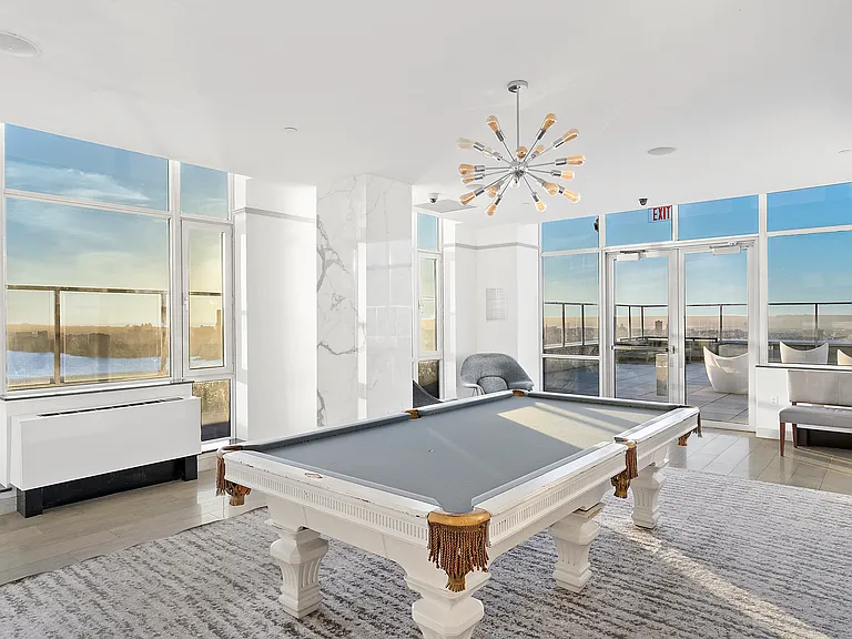 635 W 42nd St #4E — Photo 8