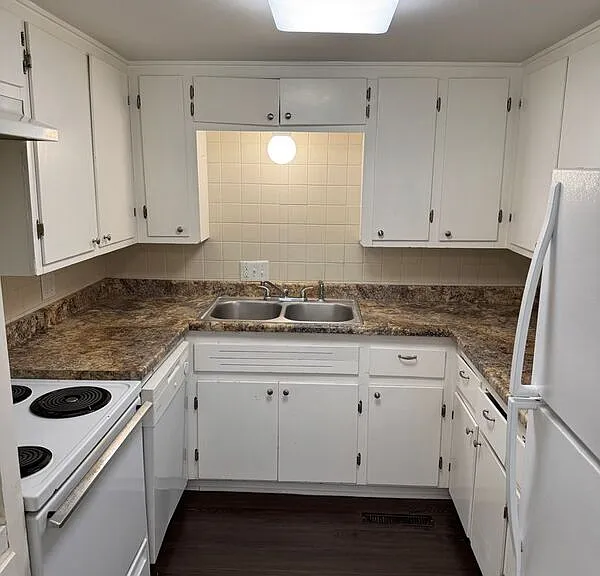 2929 E University St #4 — Photo 5
