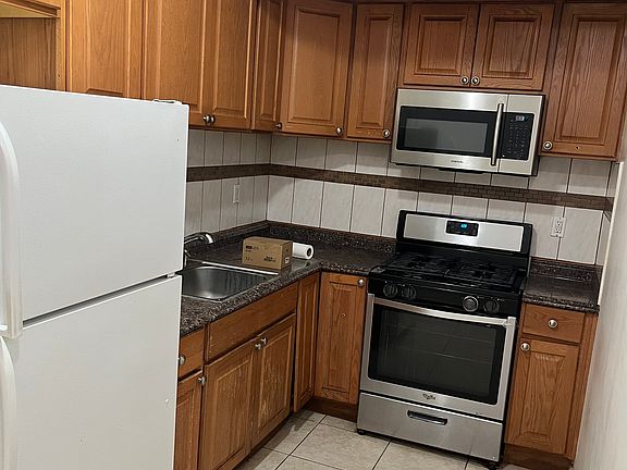 4th image of 26 Logan Ave #1B