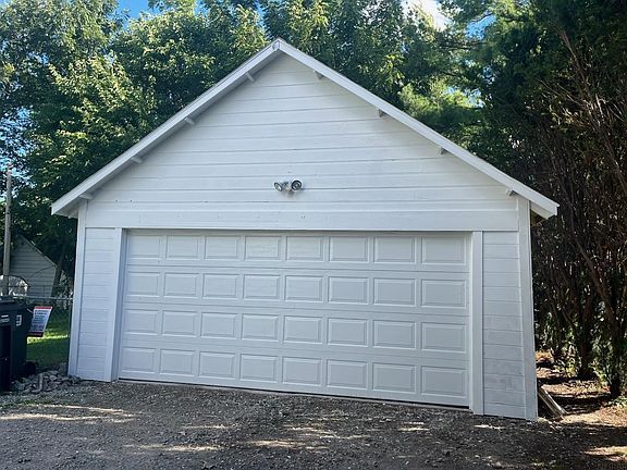 3rd image of 1126 W 1st St