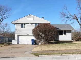962 Iroquois Dr, Davenport, IA 52804