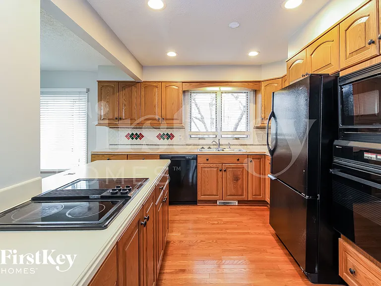 1301 Westminster Dr — Photo 6