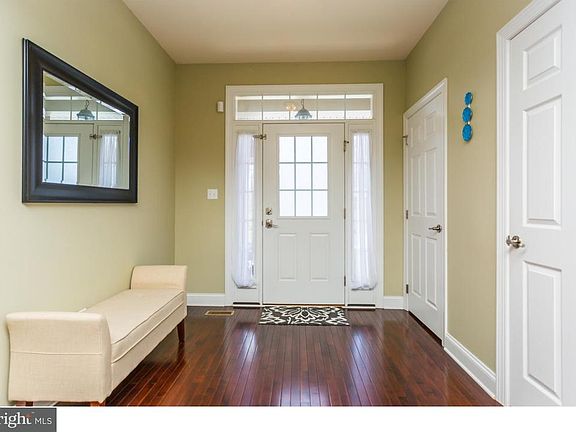 3rd image of 103 Ladbroke Ln