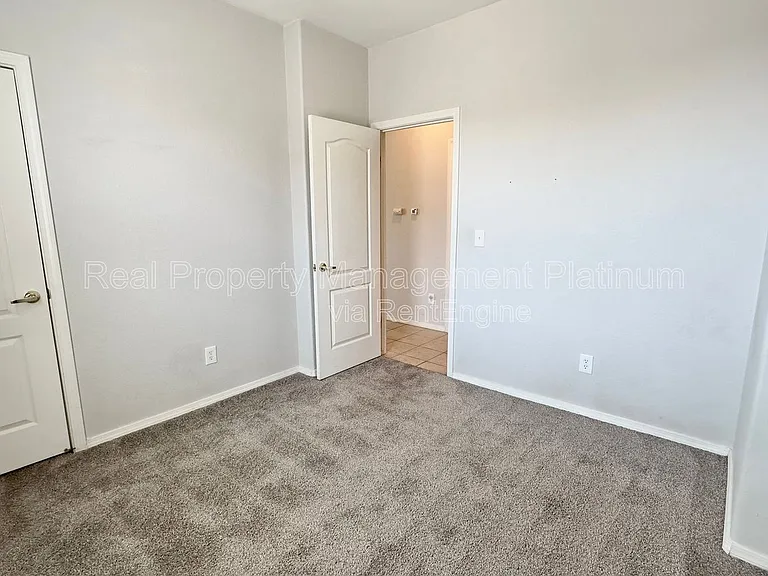 643 W Casanova Ln — Photo 8