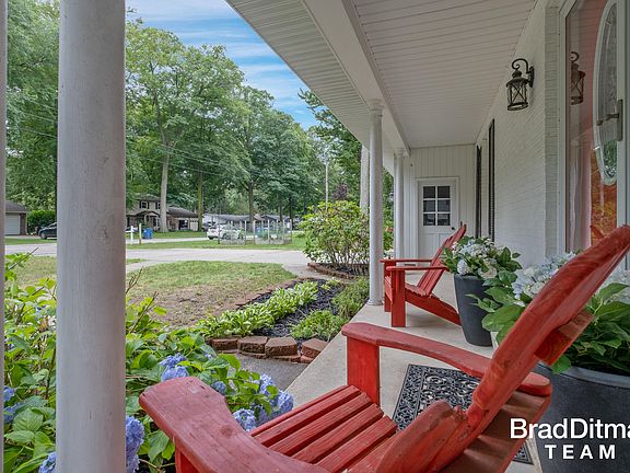 3rd image of 1325 Seminole Dr