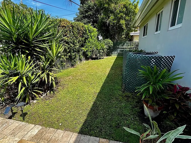 411 Alesio Ave — Photo 22