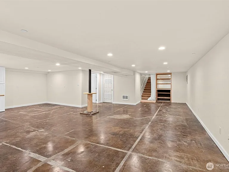 501 N Oak St — Photo 3