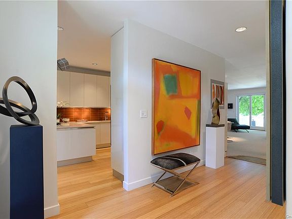4th image of 19 Country Club Ln