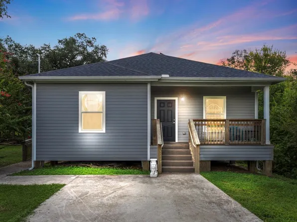 334 Old River Rd N, Palacios, TX 77465