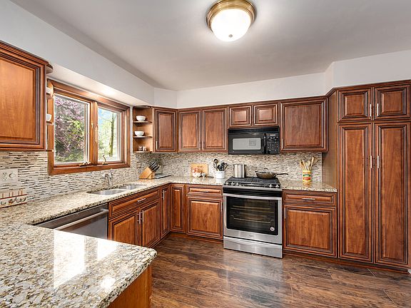 4th image of 1335 E Anderson Dr