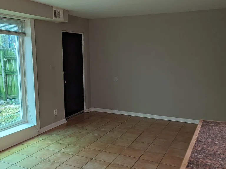 Maple Place Apartments — Photo 25
