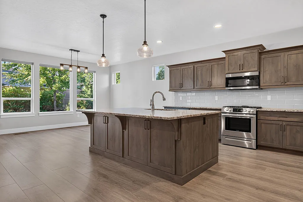 3 bed, 2360 sqft, $3,200 — Photo 4