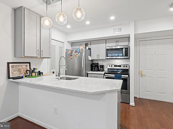 3rd image of 1029 N Stuart St APT 216