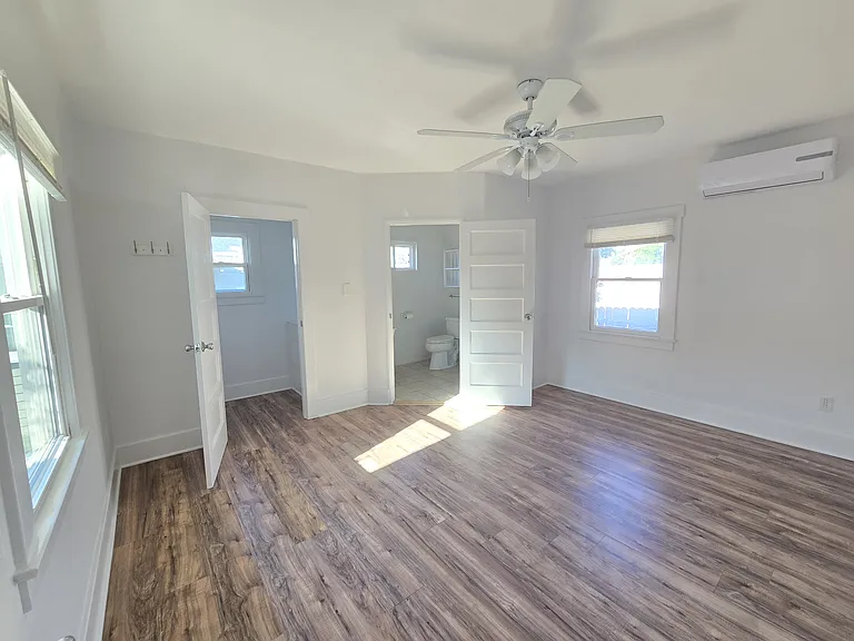 203 E Elm St — Photo 4