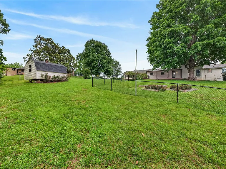306 Locust Rd — Photo 36