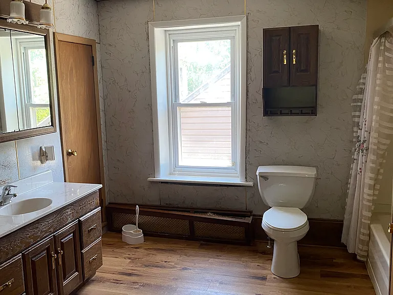 Upstairs Bath with Shower