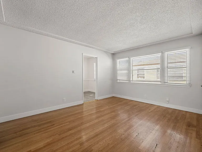 6036 10th Ave — Photo 10