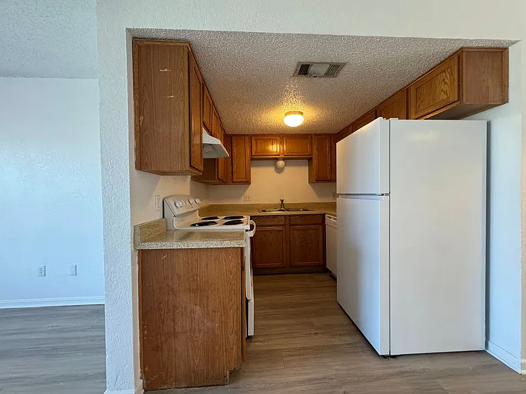 1306 Monroe Lp — Photo 4