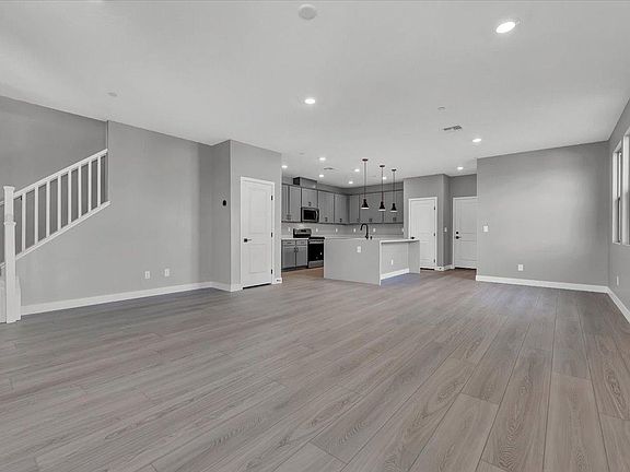 4th image of 514 Fairview Hills St