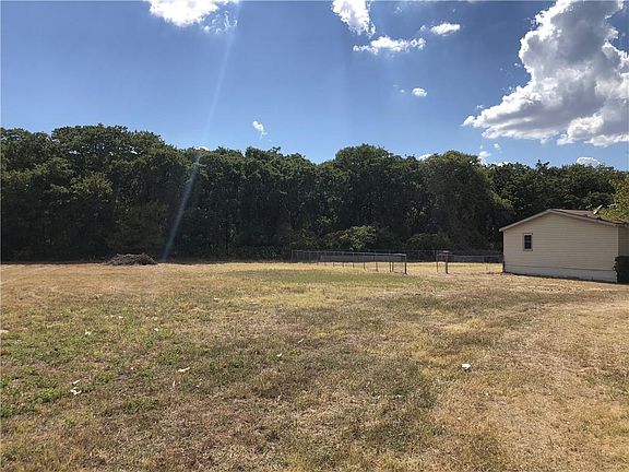 4th image of 261 Joanne Dr