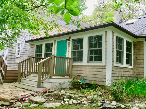 832 State Rd, Aquinnah, MA 02535