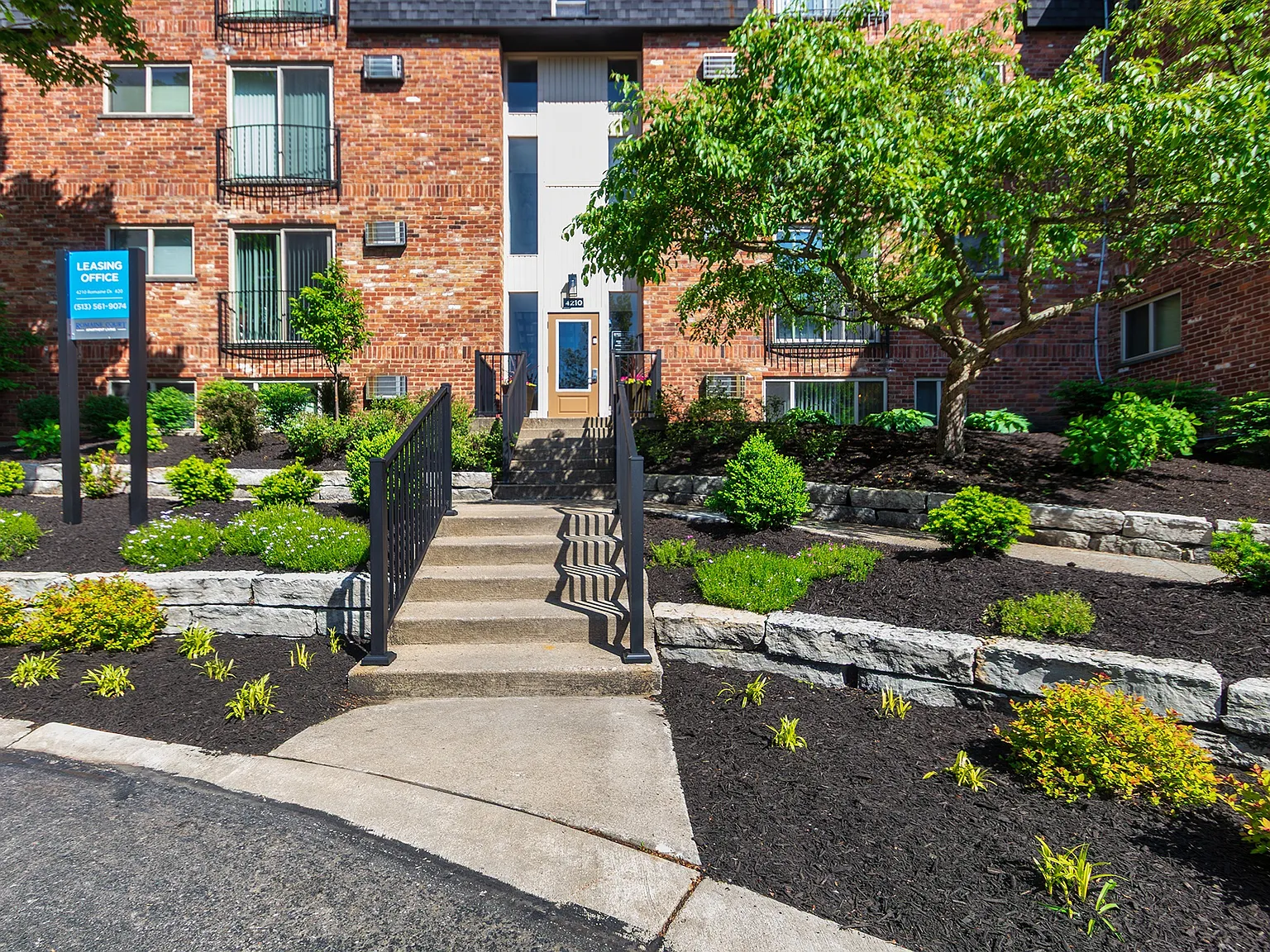 Romaine Court — Photo 1