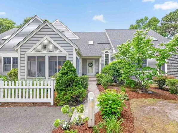 16 Gold Leaf Ln #16, Mashpee, MA 02649