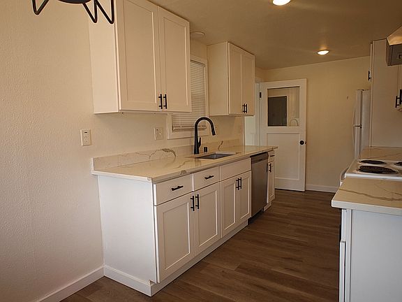 3rd image of 4931 Yew Ln SW