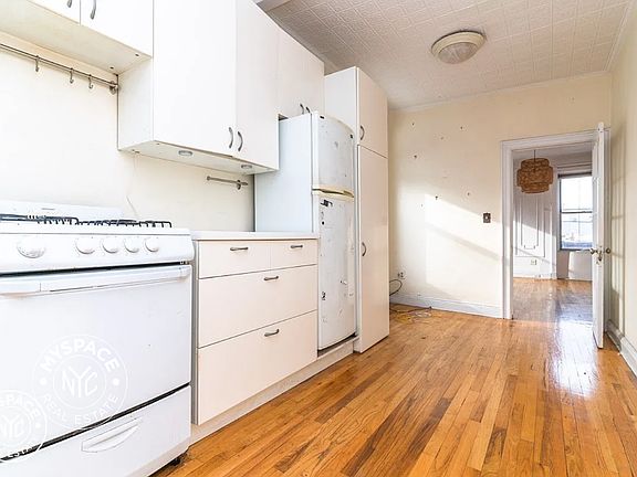 3rd image of 427 17th St APT 2R