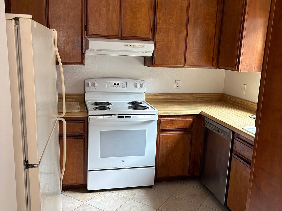 Kitchen. Electric stove. Bosch dishwasher.