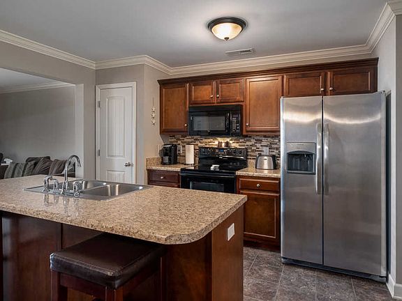 5th image of 613 Bonneville Ln