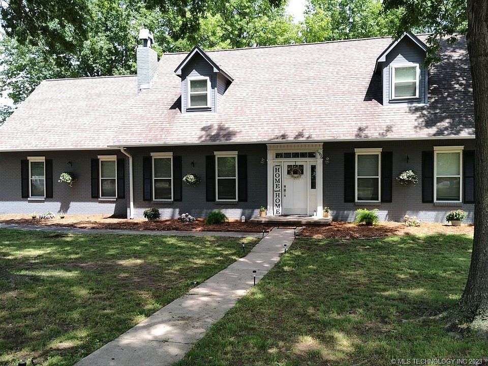 1st image of 1906 NE Oakridge Dr