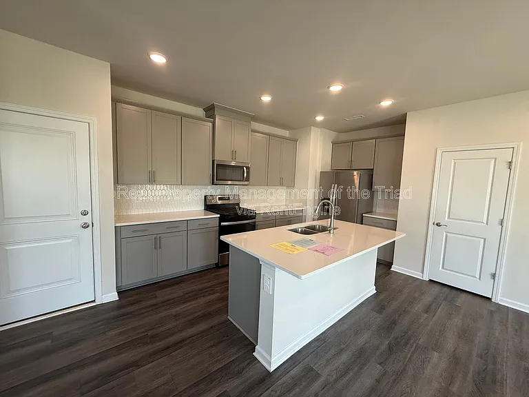 1915 Cherry Creek Rd — Photo 5