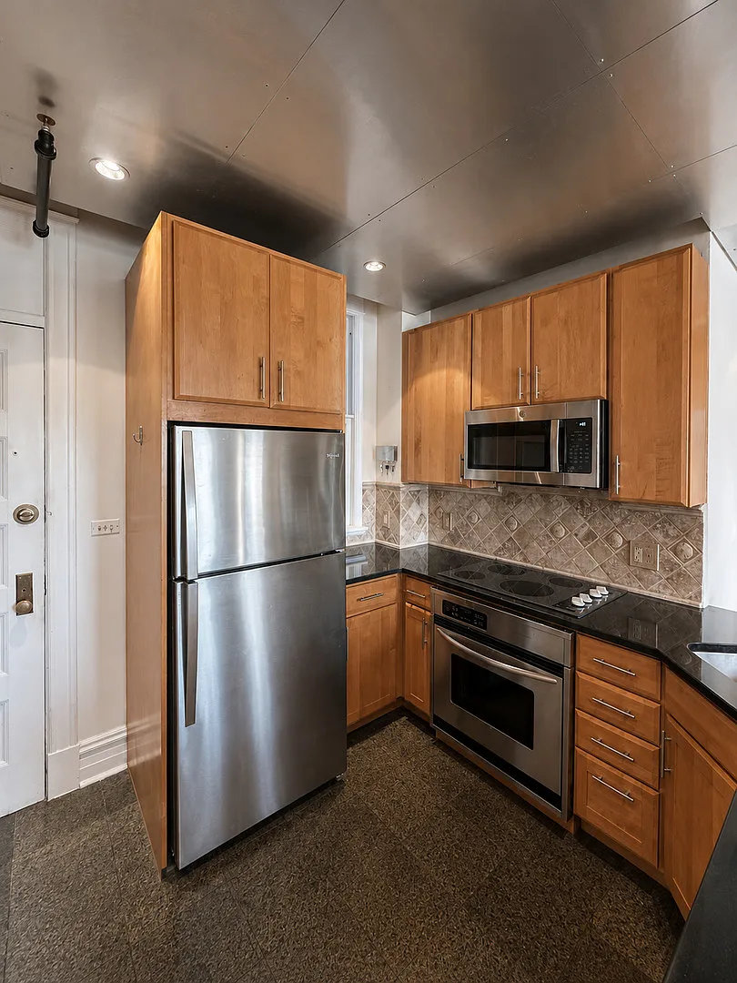 2 bed, 560 sqft, $2,800 — Photo 2
