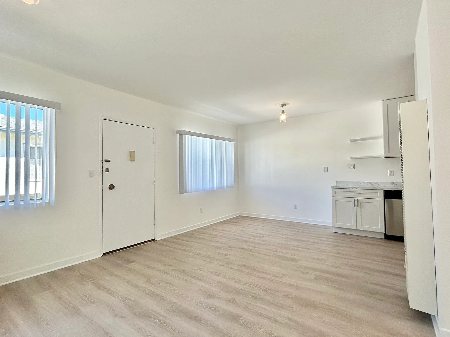 2 bed, 975 sqft, $3,385 — Photo 4