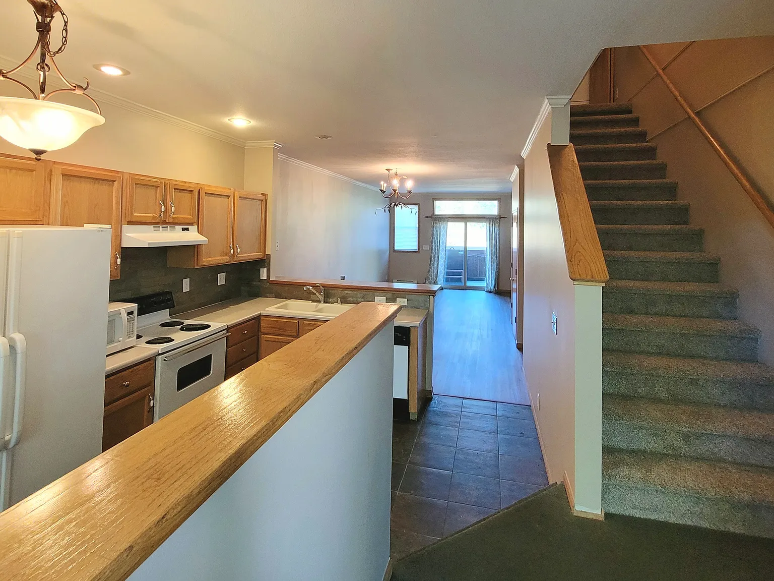 3 bed, 3.5 bath, 1986 sqft, $4,000 — Photo 2
