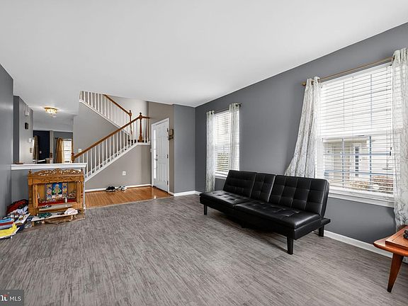 5th image of 111 Raintree Xing