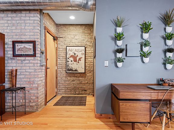 2nd image of 7015 N Greenview Ave #1