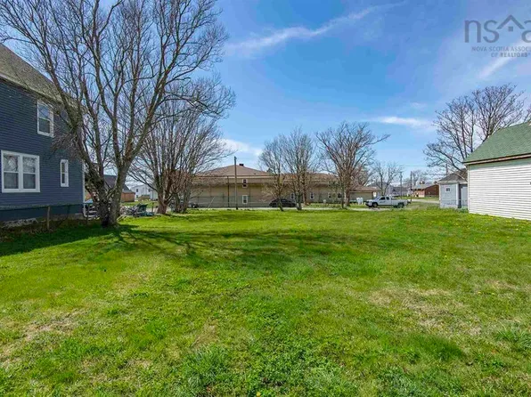 3 Forbes St, Yarmouth, NS B5A 1X2