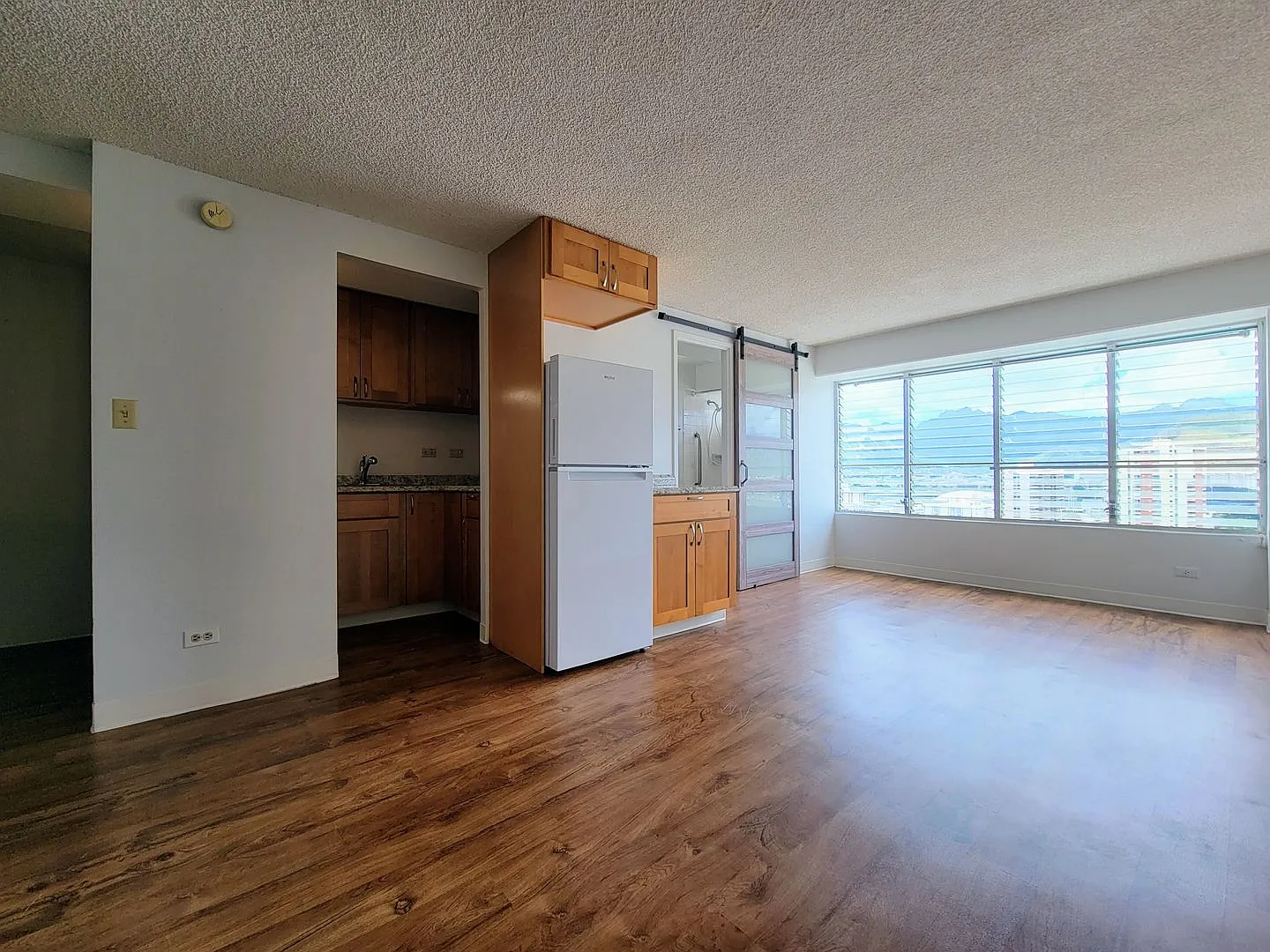 2525 Date St — Photo 3